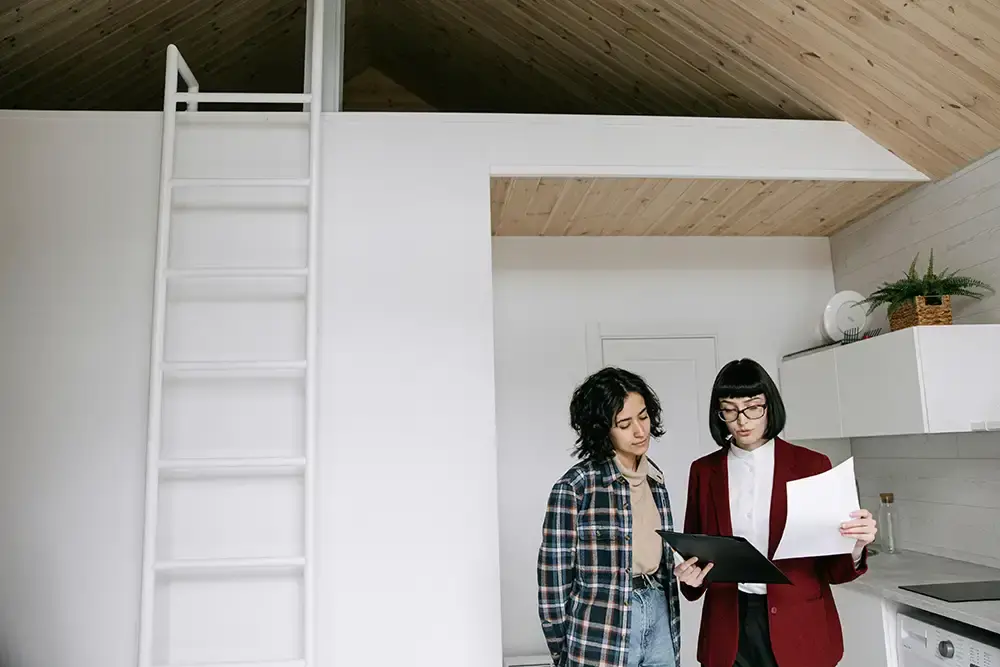 personer som tittar på avtal i en bostadsrätt